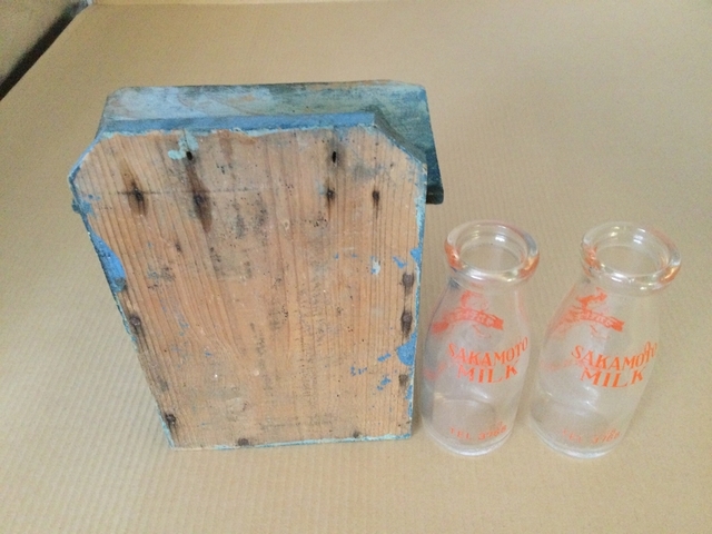 da0244 サカモト牛乳 木製配達箱 牛乳瓶 2本付き 【昭和レトロ百貨店】