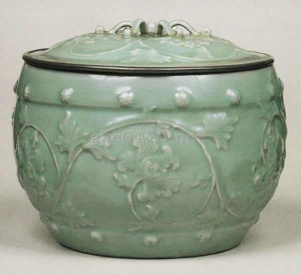 青磁浮牡丹文太鼓胴水指とは【せいじうきぼたんもんたいこどうみずさし