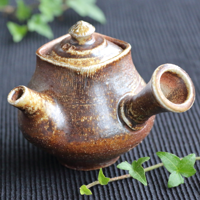 魅力的な陶器の水差し(水注)