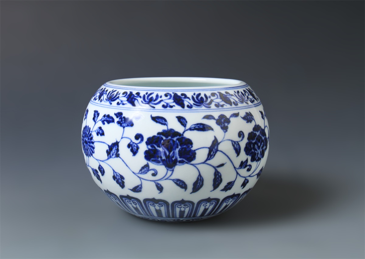 明宣德時代 【大明宣德年製】在銘 染付 御製青花吉瑞唐草花卉文(C-60