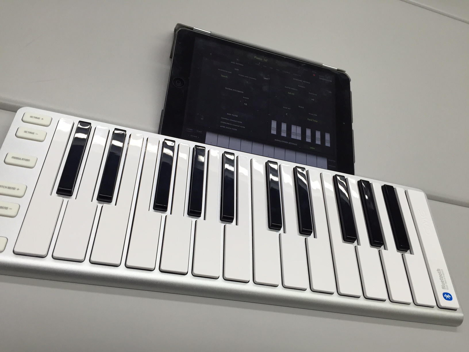 オプションでショルダーも可能｜CME、Bluetooth対応のMIDIキーボード