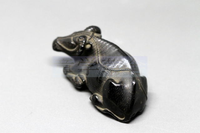 あかえびす堂 たなごころ 一虎 在銘 臥牛 根付