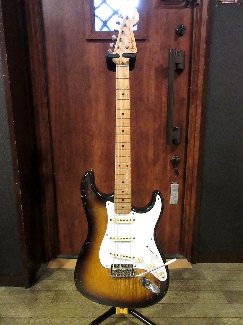 1957 Fender Stratocaster Sunburst - ヴィンテージギター買取り・販売