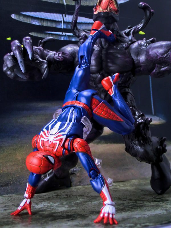 玩栗犬と、S.H.フィギュアーツ スパイダーマン アドバンス・スーツ