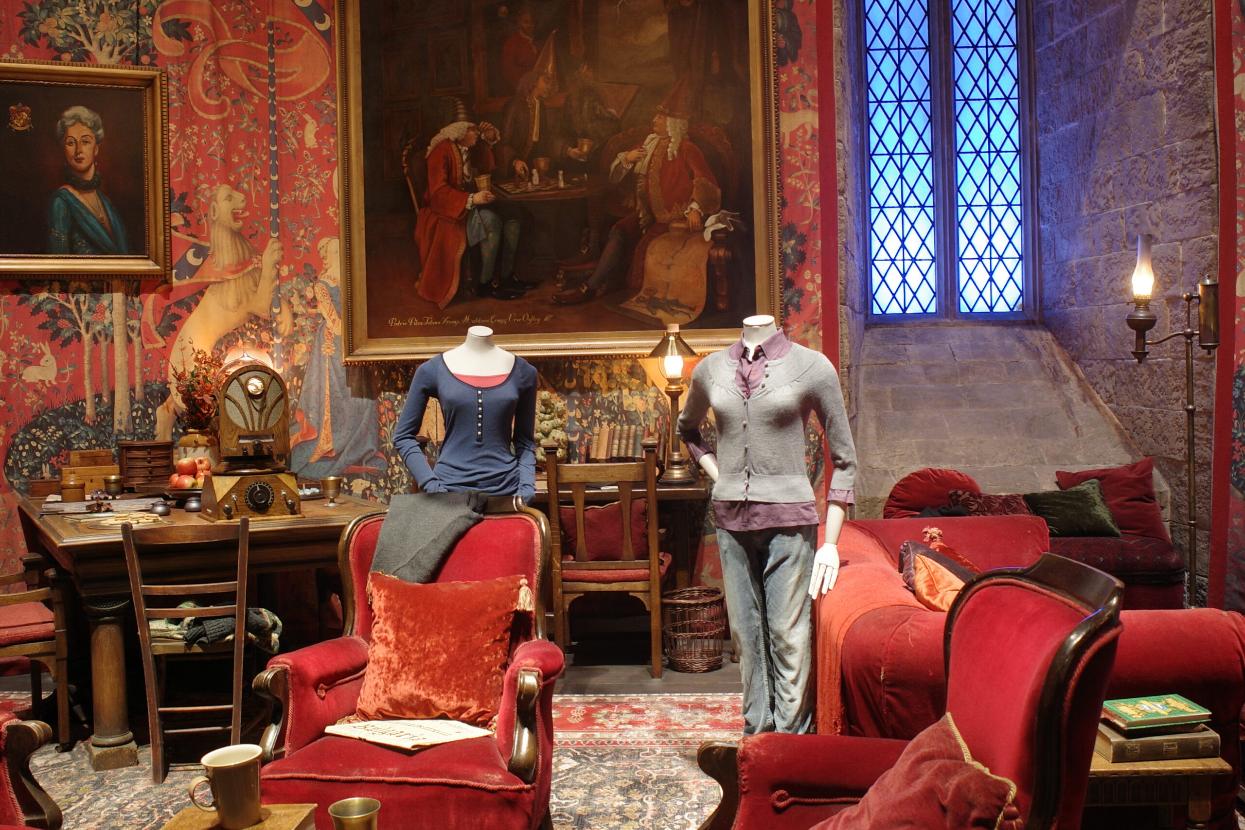 スタジオツアー東京】ホグワーツ生徒の日常を体験！寮・教室・大広間の