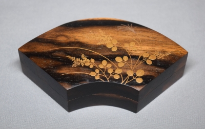 茶道具 寿石造 黒柿 日の丸 扇形香合 共箱 M R7925 茶道具 寿石造 黒柿