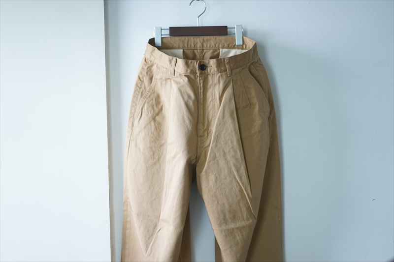 Graphpaper(グラフペーパー)の新作、 Chino Two Tuck Pantsのご紹介