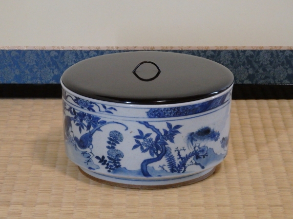 鵬雲斎宗匠書付 新渡 染付平水指 | 坂井春明堂