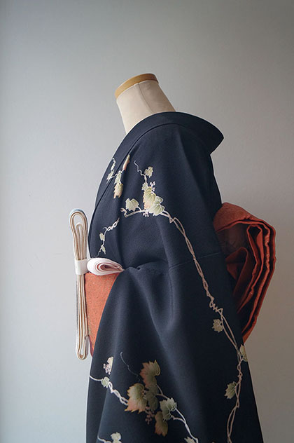 袷】黒地 葡萄蔦文 縮緬訪問着 と 桝屋高尾謹製 椿と牡丹文 ふくろ帯