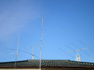 固定アンテナとタワー