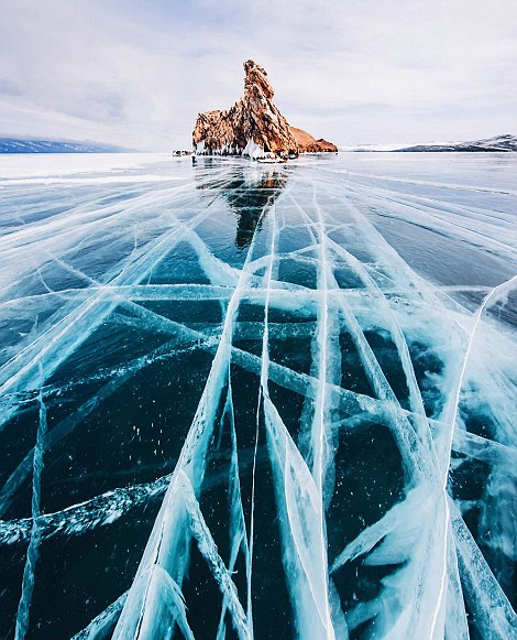 バイカル湖が凍結、幻想的な風景に_新華網日本語