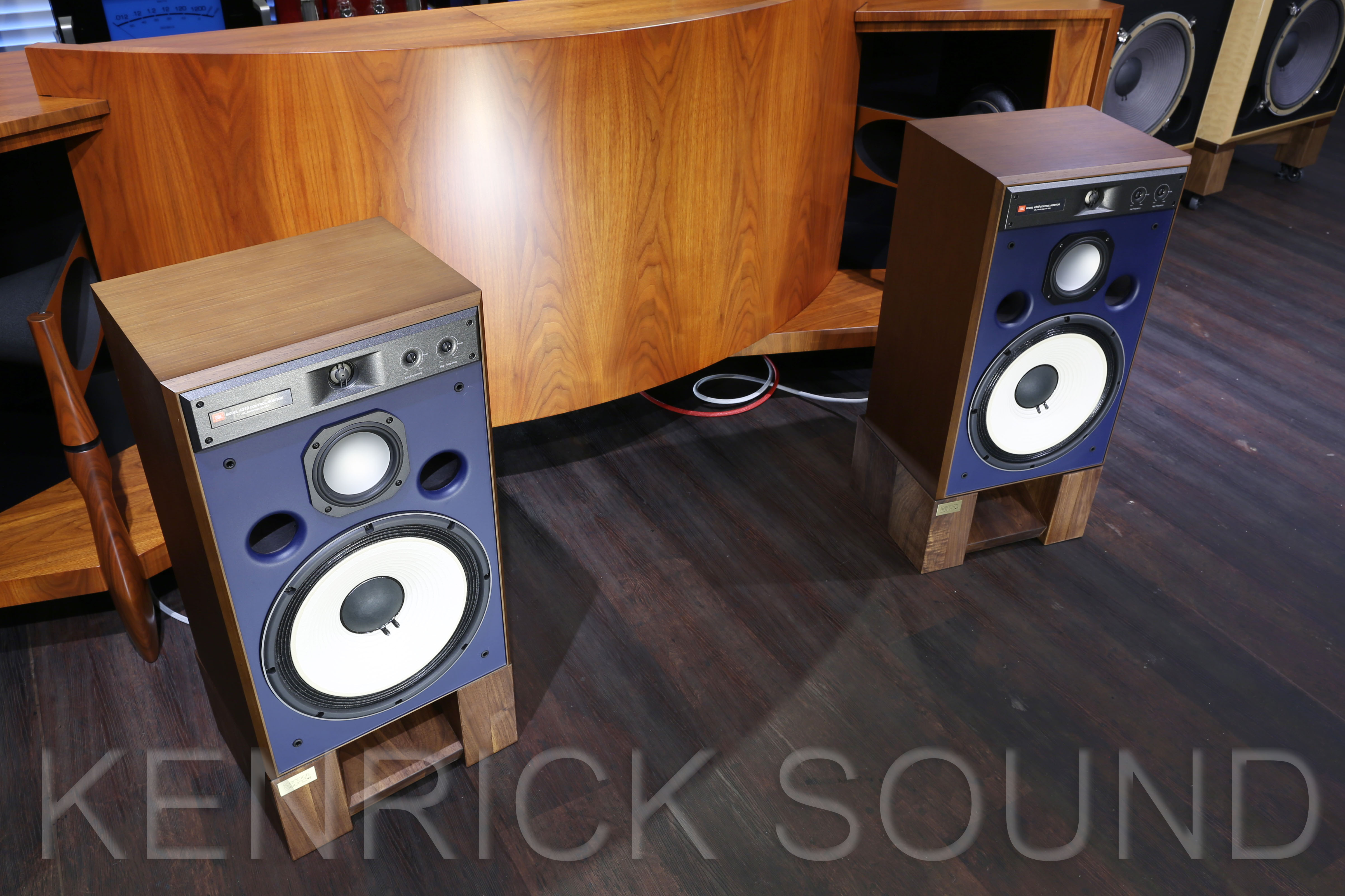 JBL 4319 最新型3wayミドルサイズ・スタジオモニタースピーカー 送料