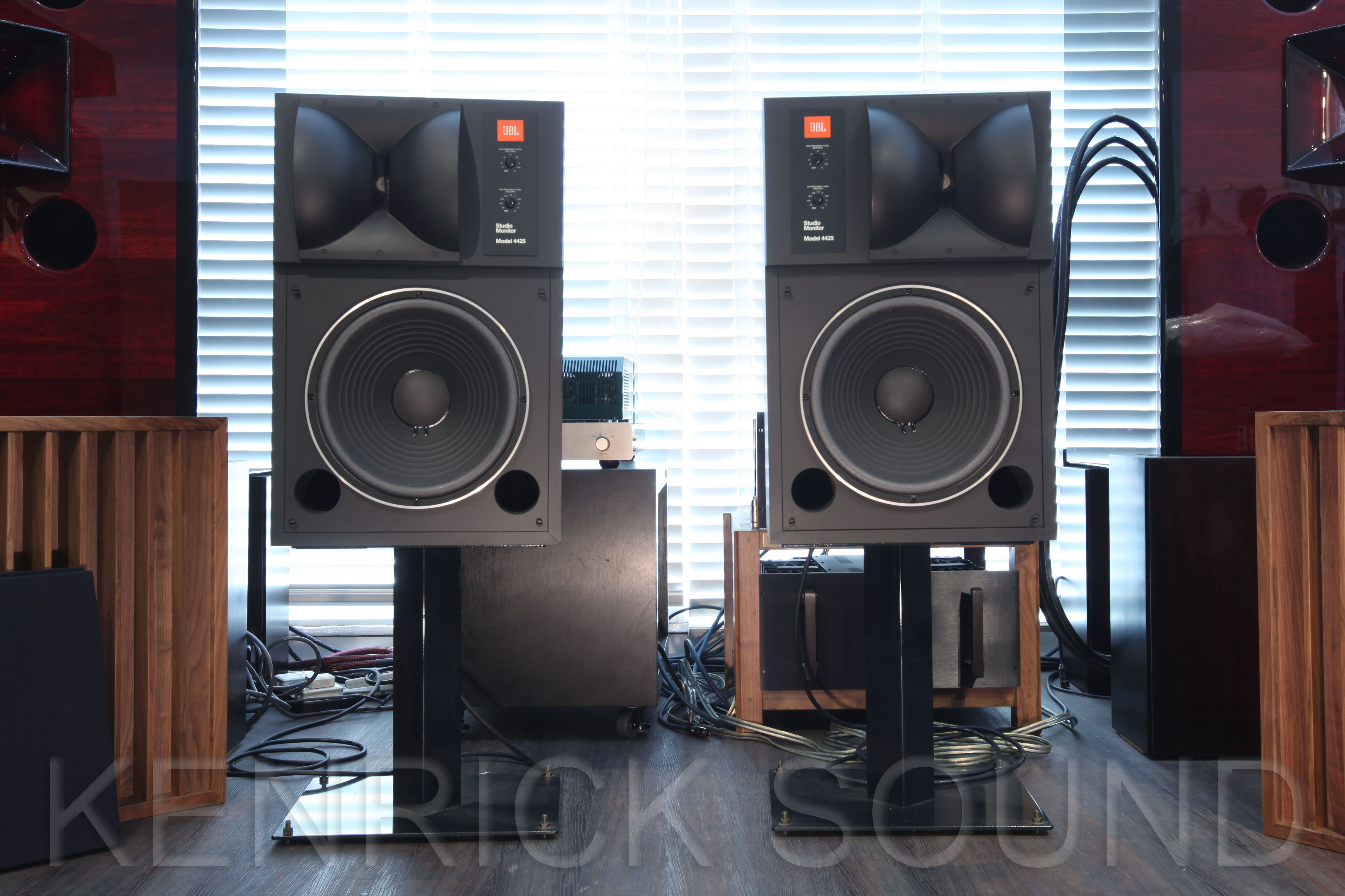 JBL 4425 流れる曲線美バイラジアルホーン小型2ウェイスピーカー