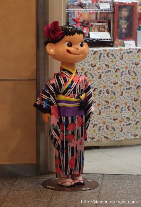 不二家 店頭用ペコちゃん 専用衣装 お正月用の晴れ着 華やかな着物衣装