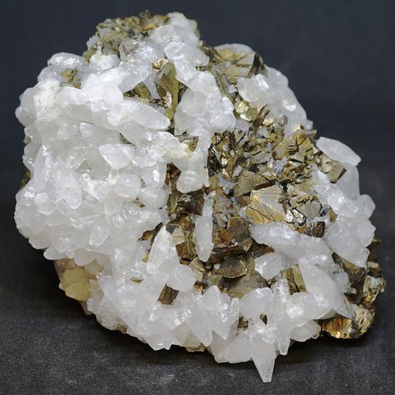 日本産鉱物・JAPAN ＞ 東北地方 ＞ 方解石と黄銅鉱・Calcite&Chalcopyrite