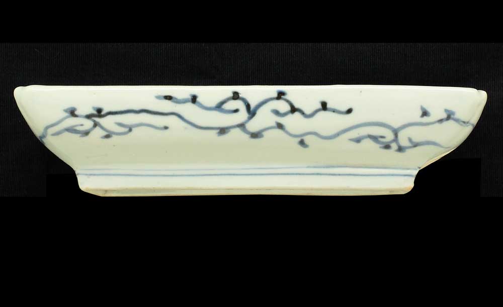 古伊万里の染付たこ唐草見込松竹梅文長皿 – 黒金の舎