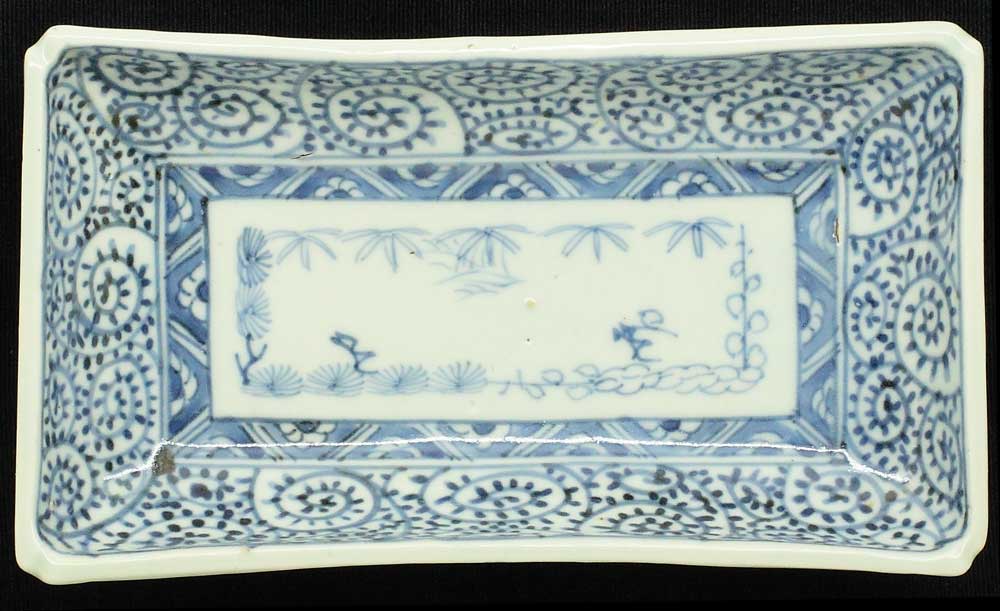 古伊万里の染付たこ唐草見込松竹梅文長皿 – 黒金の舎