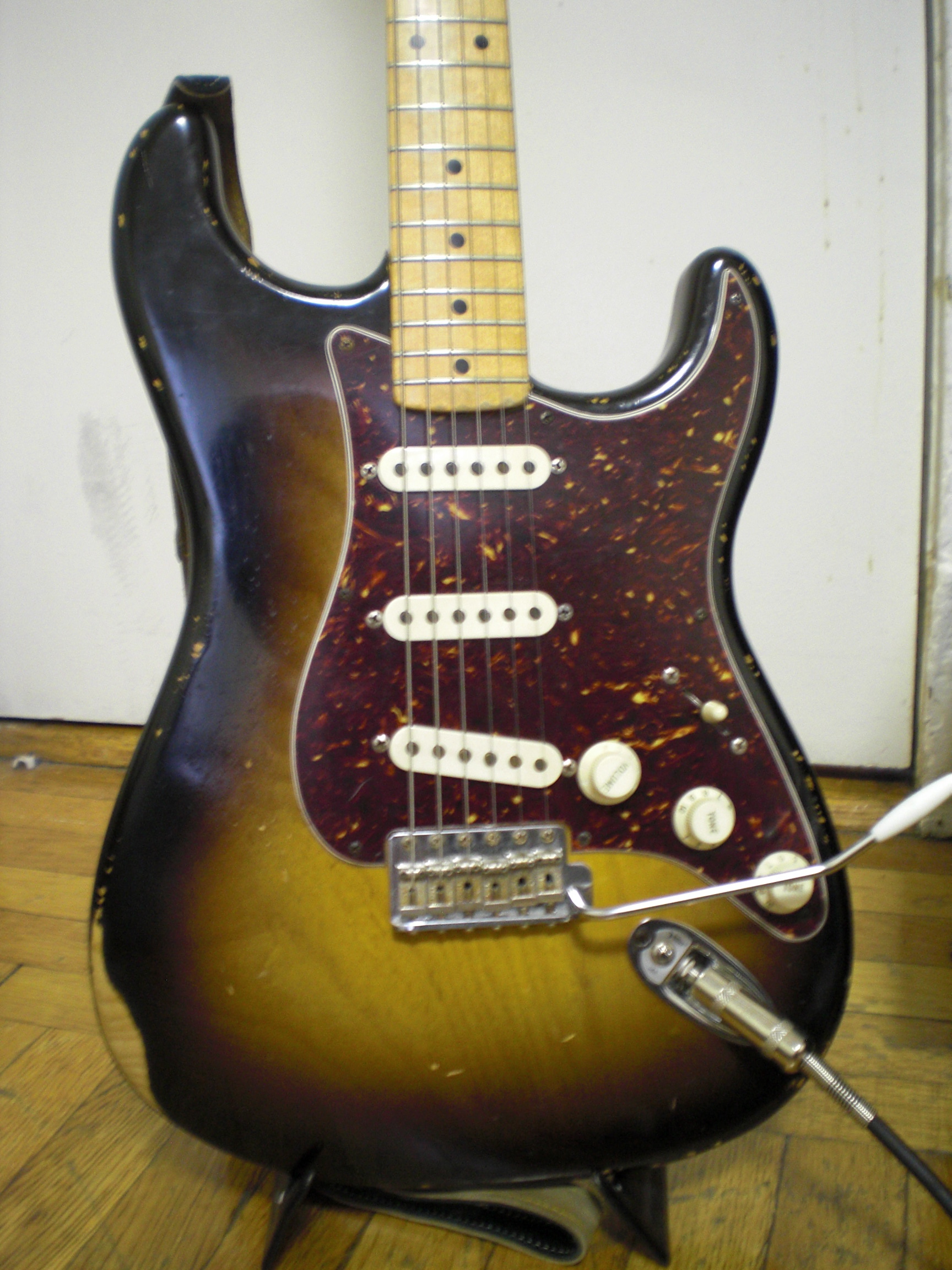 ストラトの改造2「Villex舟形ジャックプレート内蔵Mid Booster装着