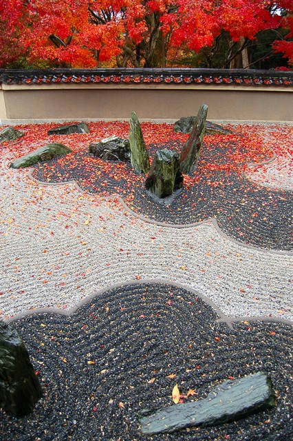 東福寺・龍吟庵 : ::: 悲しき石庭 :::