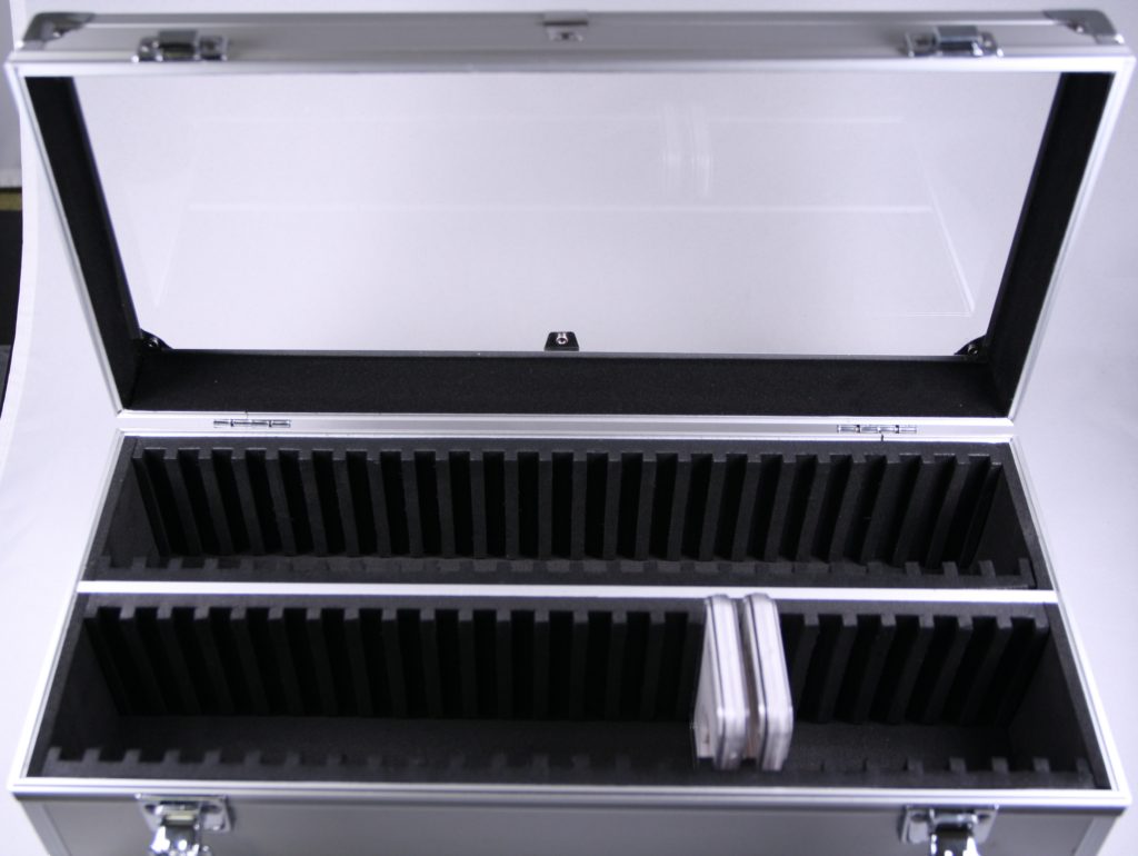 ☆スラブコイン収納アルミケース スラブコインを50点収納可能 斜め上