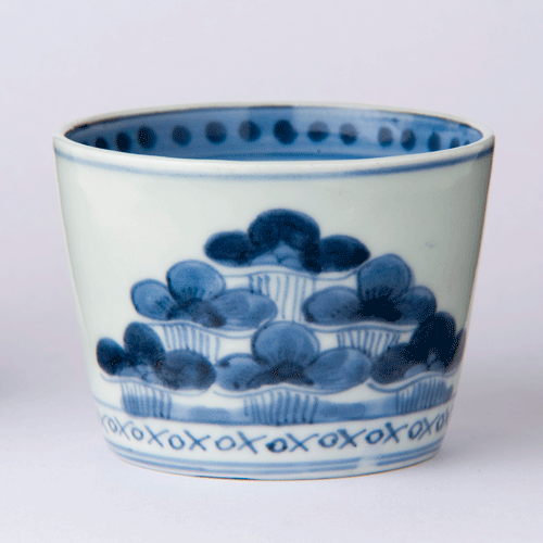 18世紀後半の色絵蕎麦猪口2点（龍・雲・宝珠文／亀甲・人物・風景文）