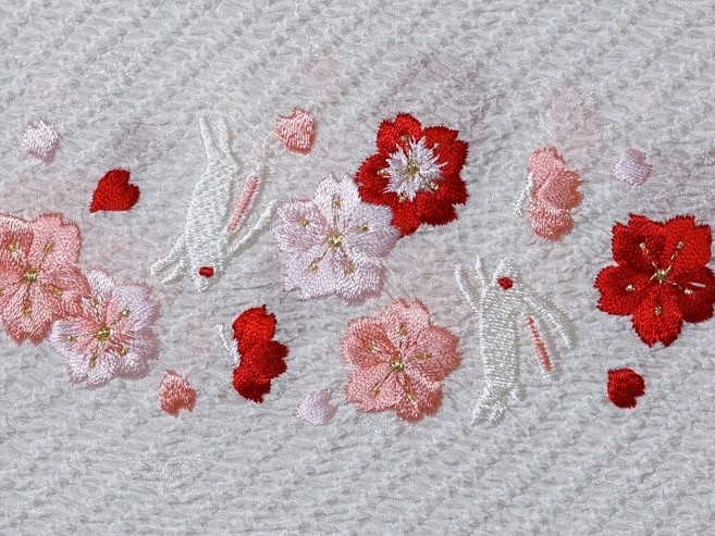 特選御和額 円形細かい刺繍と装飾が特徴の作品