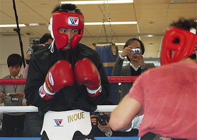 ONLINE スポーツ 未使用 ウイニング パンチンググローブ ボクシング 赤