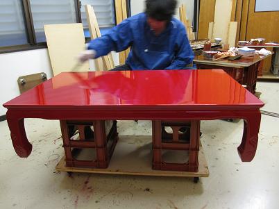 漆塗り工程（座卓）桐たんす和家具製作と漆塗り京都の大東漆木工