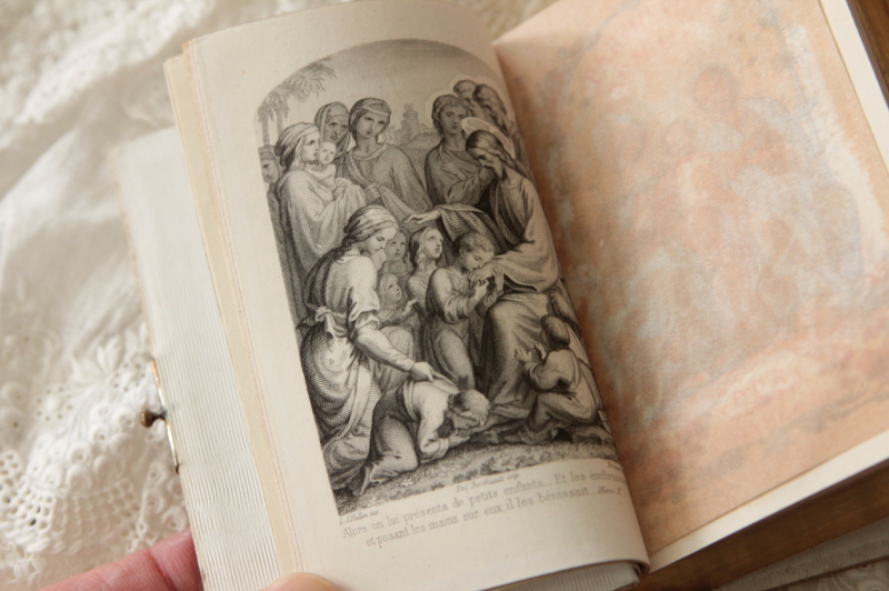 フランスアンティーク□アイボリーの表紙の祈祷書 花 古い本 1915年