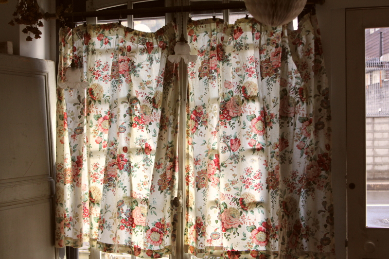 英国アンティーク家具に合わせたモリスカーテン イギリス アンティーク