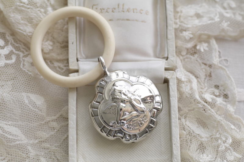 頬杖天使のベビーラトル シルバープレート ボーンハンドル フランス