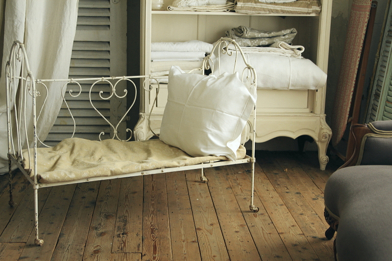 フランスアンティークの小さなベビーベッド フランス製 アンティーク