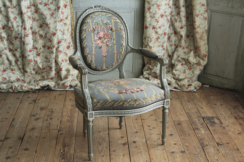 プチポワン アームチェア ゴブラン織り ロココ調 猫脚 ナポレオン 鋲