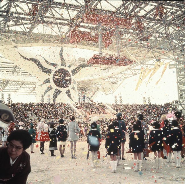 大阪万国博覧会の開会式。電子音響とともに天井の大くす玉が割れ