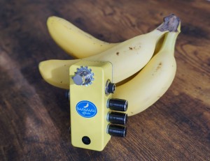 バナナナエフェクツが家にやってきた – 飛ばし系ディレイ”WORMHOLE