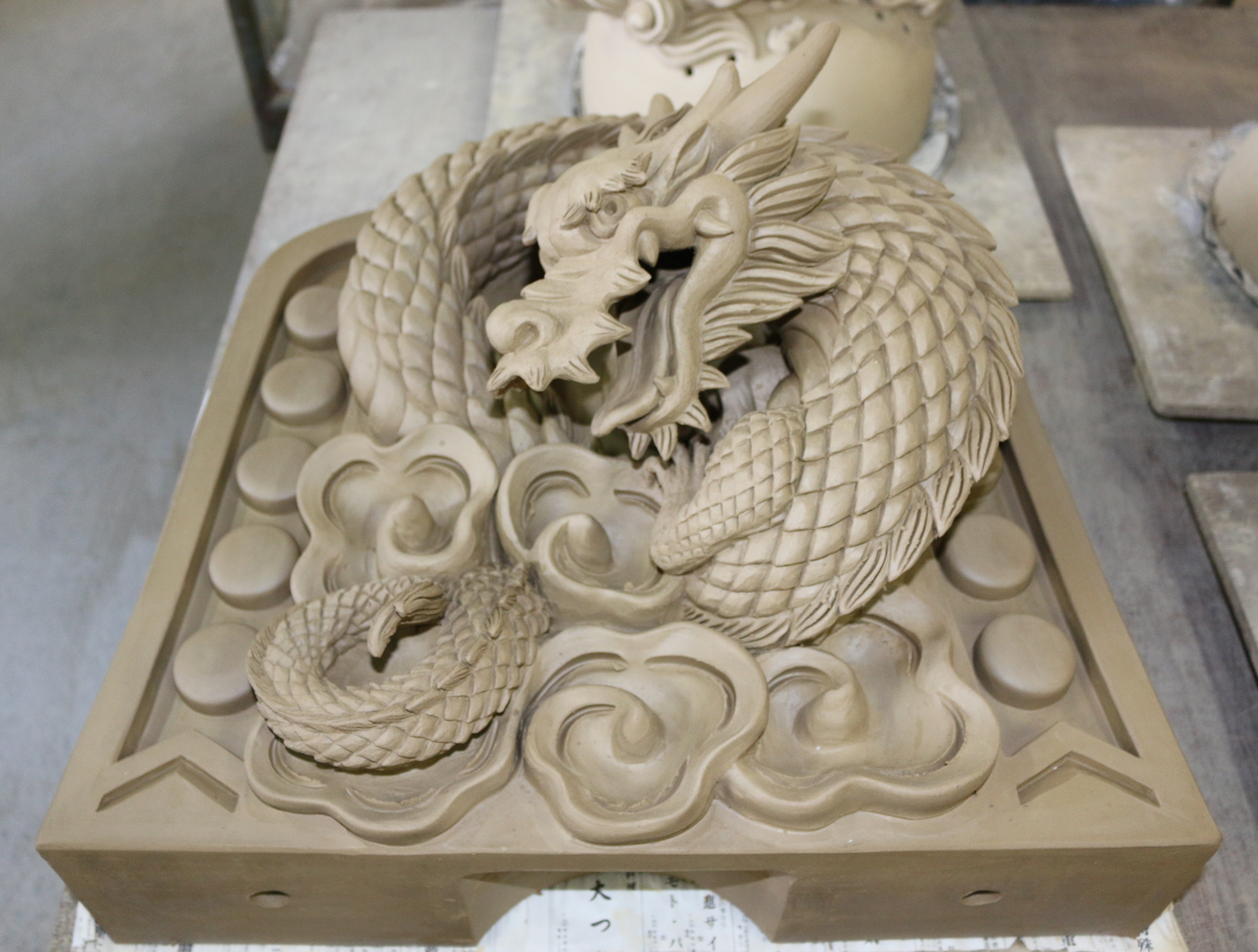 大圓寺本堂の鬼瓦と獅子を作成しています。 - かわら版 - ミニチュア瓦