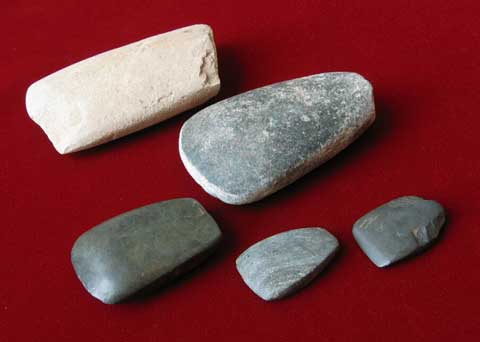 磨製石斧(出土品)旧石器時代【約13㎝×7・5㎝×3・5㎝】約750gです。