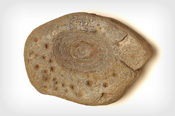 磨石と石皿（山根遺跡、行司免遺跡出土）