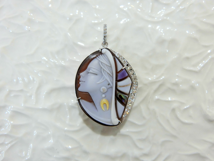 ロザリオ・メンネッラ］ジュエリーショップ、レガーロダルマーレお