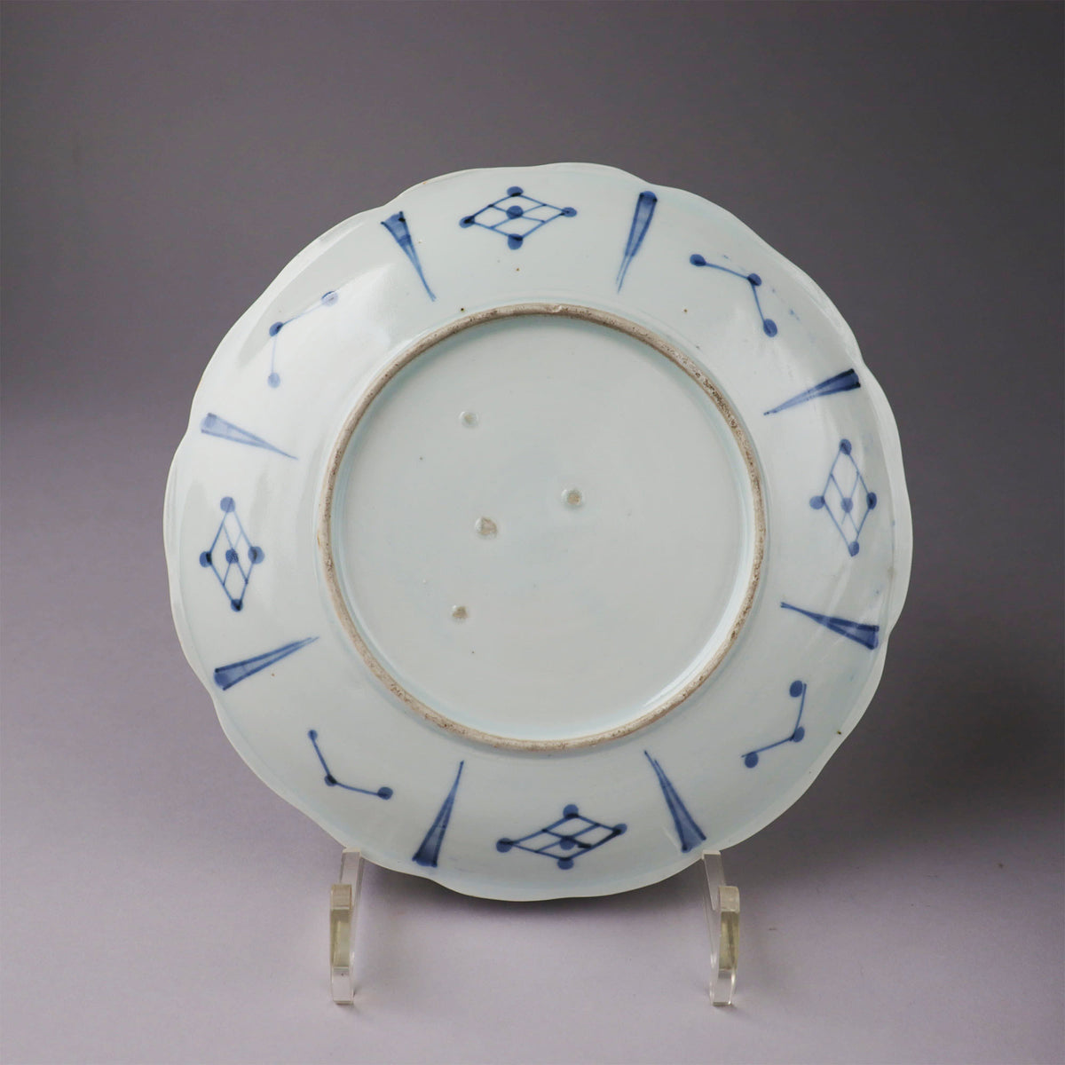 B367b 兜図染付変形皿 1枚 保存用桐箱・皿立付 伊万里焼 江戸時代