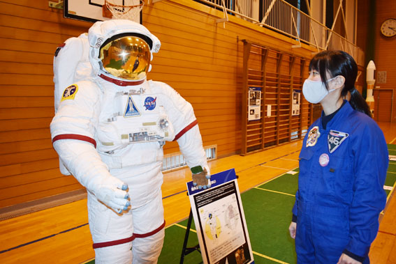 廃校舎に宇宙空間 「こうのとり」模型や宇宙服レプリカ展示｜2020年11