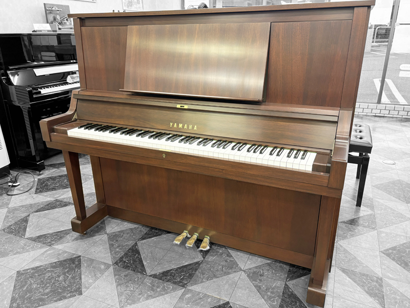 木目ヤマハピアノW102BWウォルナット半艶仕上げ（ヤマハリニューアル