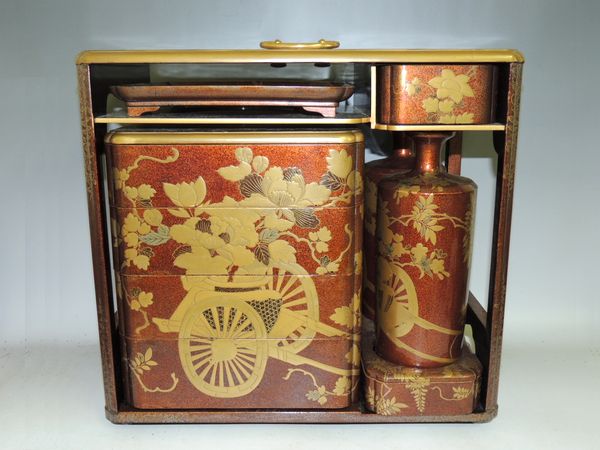 日本のアンティーク 印籠 江戸時代 金蒔絵 獅子根付け 提げ物 内梨地