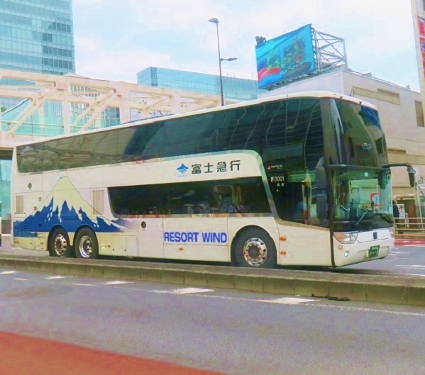フジエクスプレススカニア製2階建てバスを撮影: Express Travel Blog