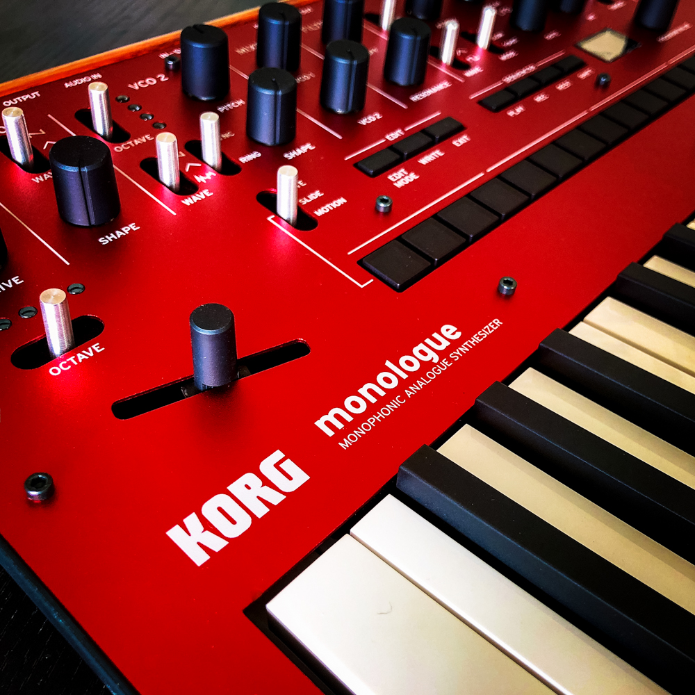 MS-1 アナログシンセサイザー 赤 このパワフルなサウンドはアナログ