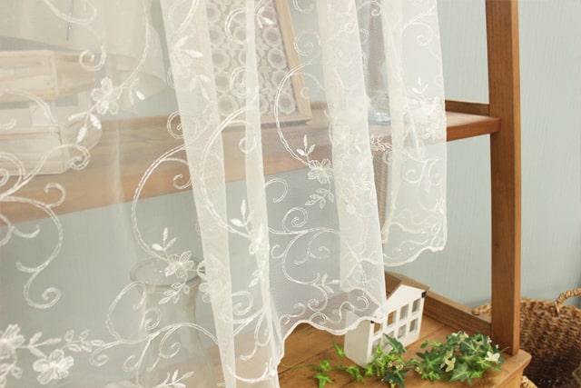 豪華 フランスコーネリー刺繍のレースカーテン - 薔薇と天使の