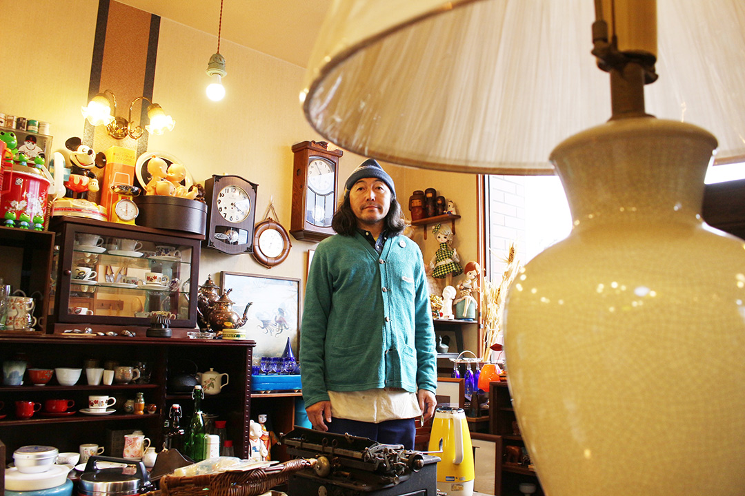 五泉駅前にオープンした、レトロ雑貨の専門店「VIS-A-VIS」。 | Things