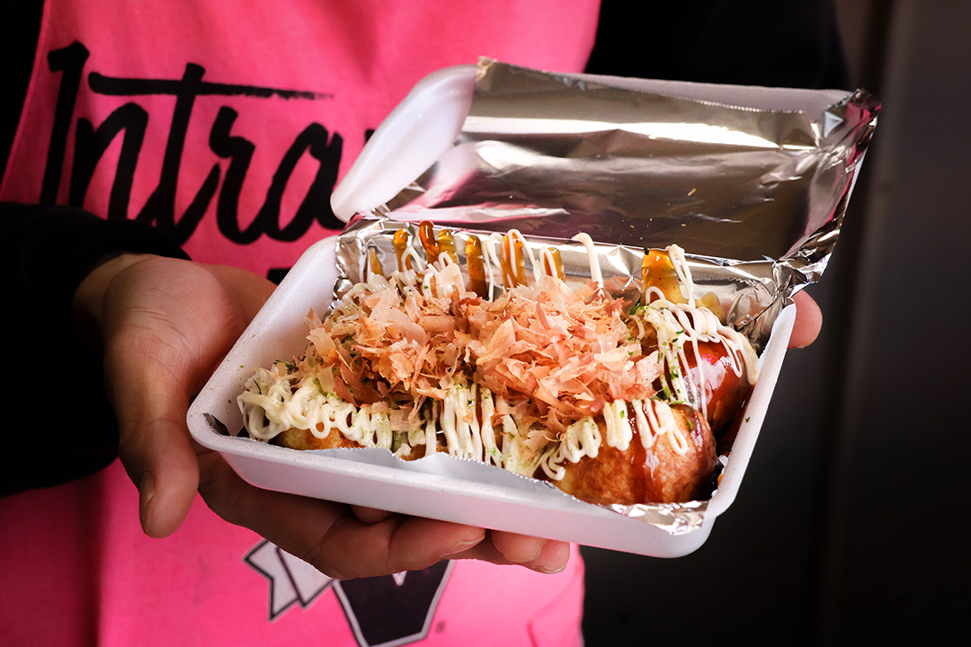 たこ焼きと笑顔を届けるキッチンカー「タコヤキえもん」。 | Things