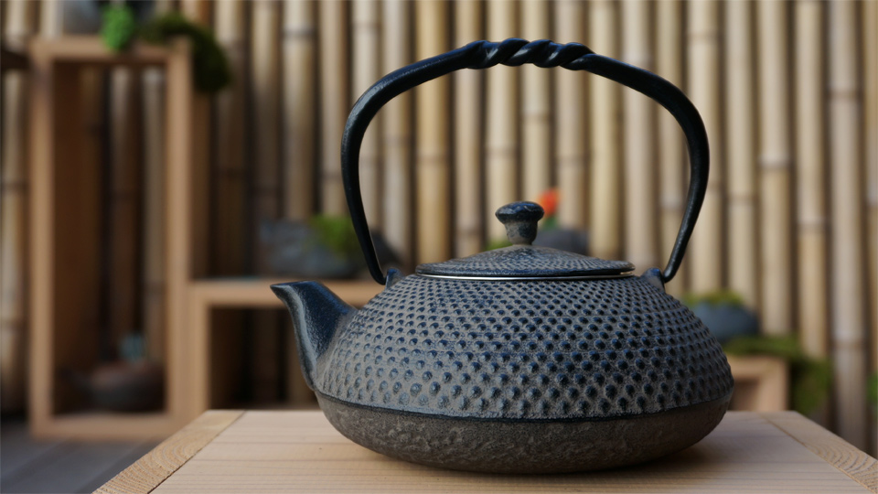 岩手・水沢より、南部宝生堂（及富 OITOMI）の南部鉄瓶、新入荷しま