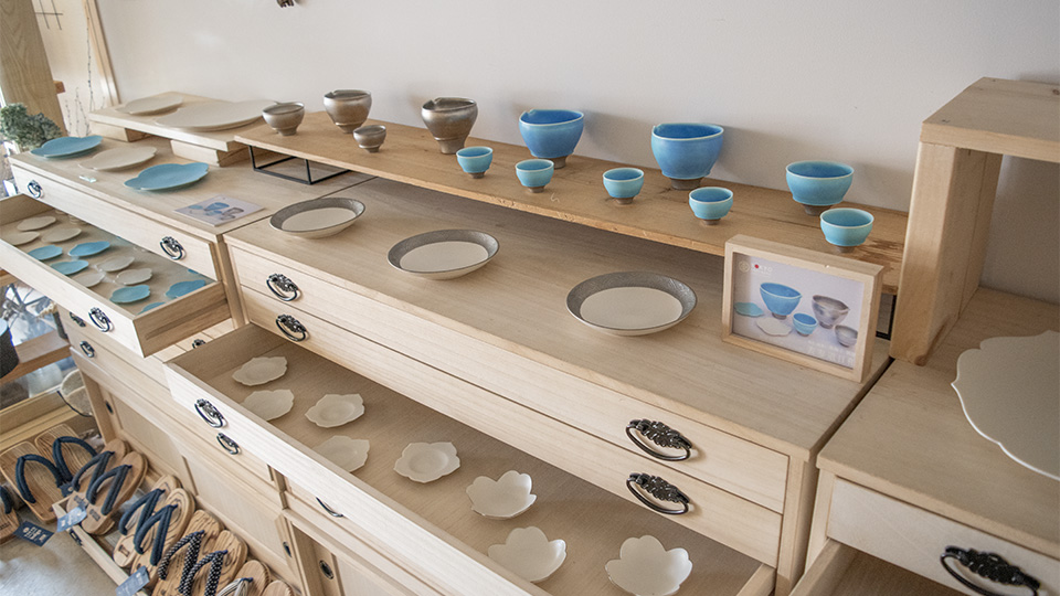 色絵陶磁器・7組14点】＋飾り棚セット 色絵陶磁器・7組14点】＋飾り棚